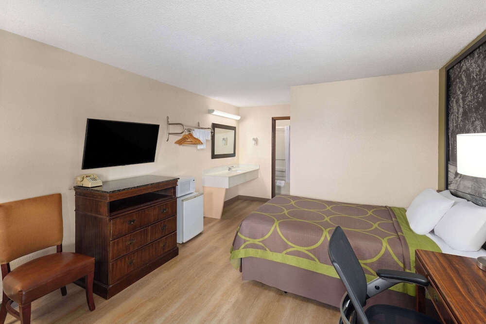 غرفة بسرير مزدوج للمدخنين، Super 8 By Wyndham Fort Mitchell Cincinnati Area 4/6