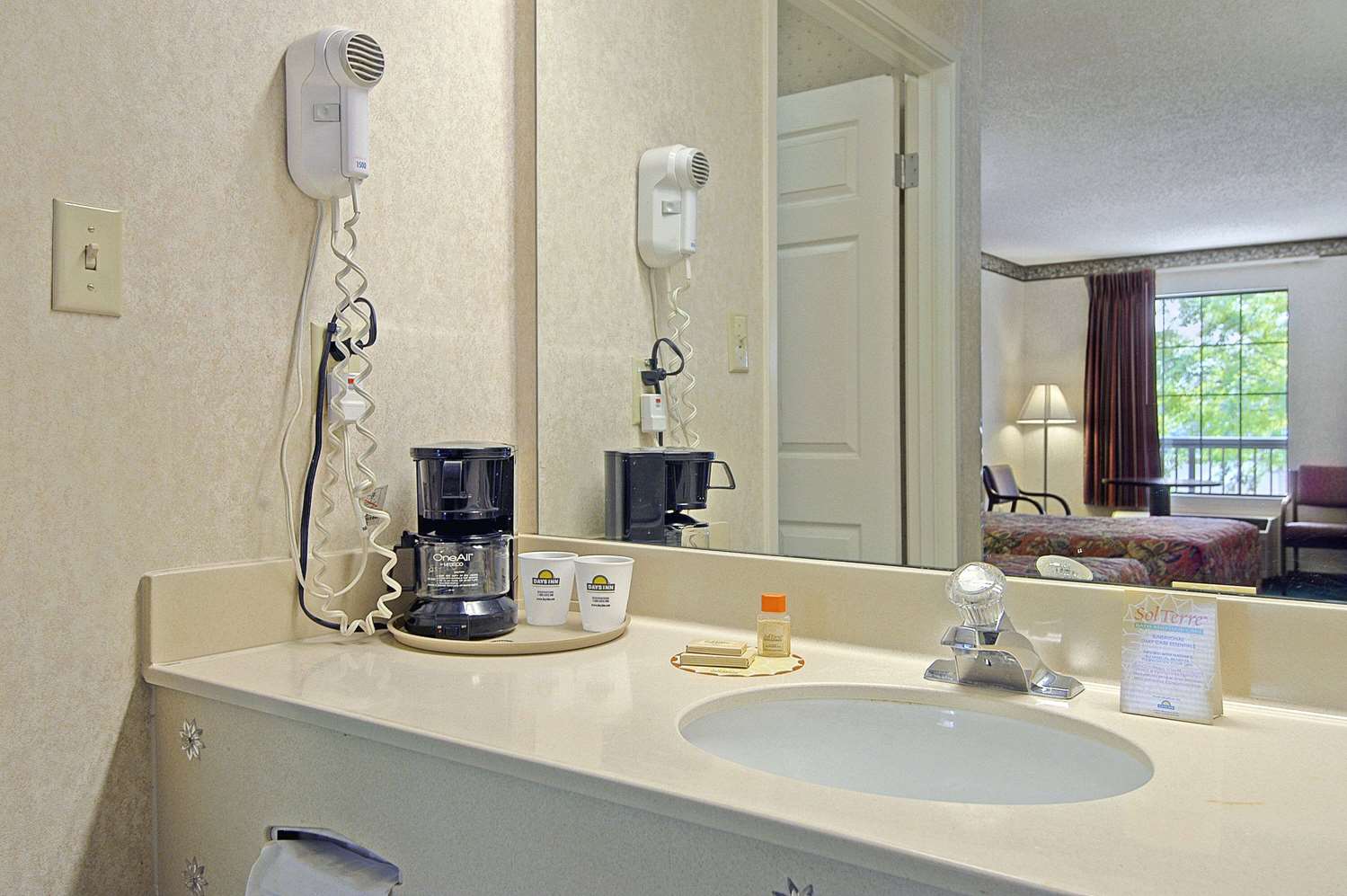 Days Inn & Suites By Wyndham Fort Valley 4/4