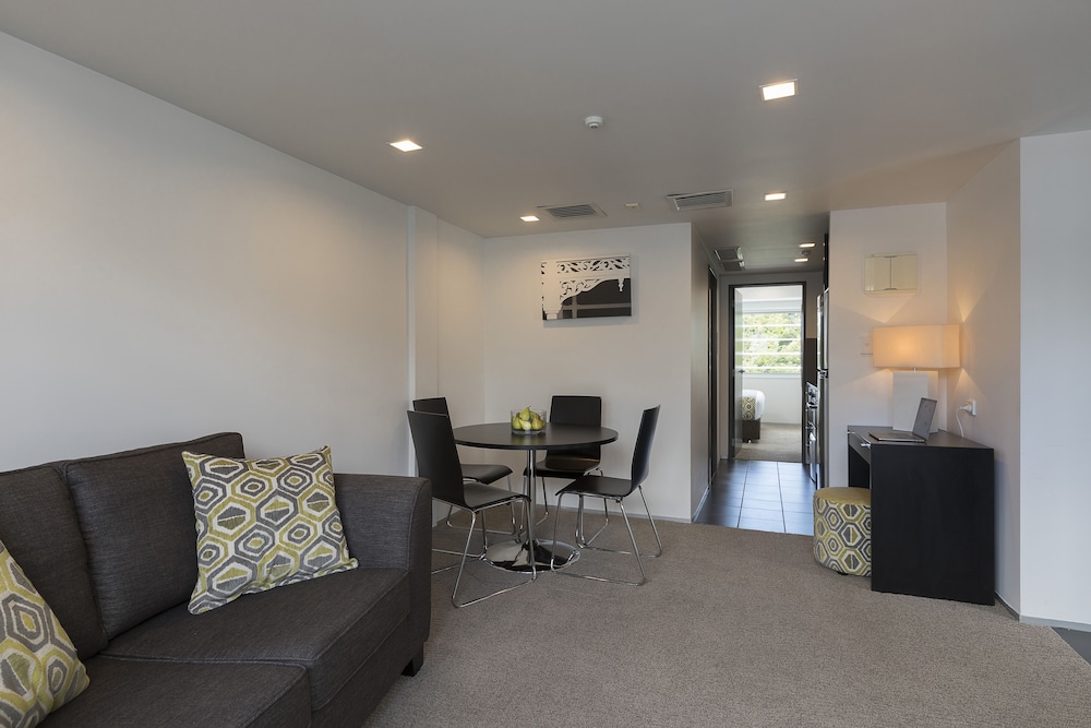 Quest Ponsonby 32/44