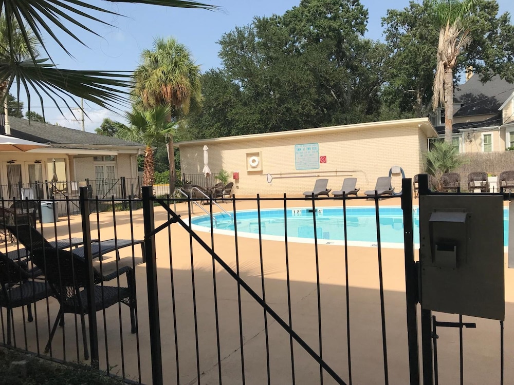 Carmel Inn Suites 24/47