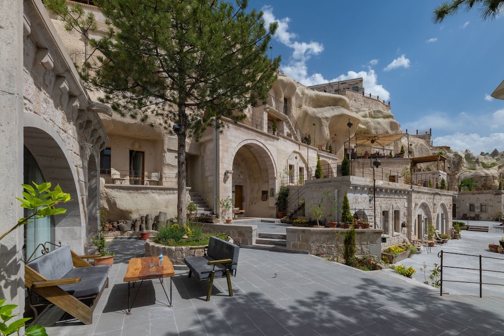 Hera Cave Suites 39/50