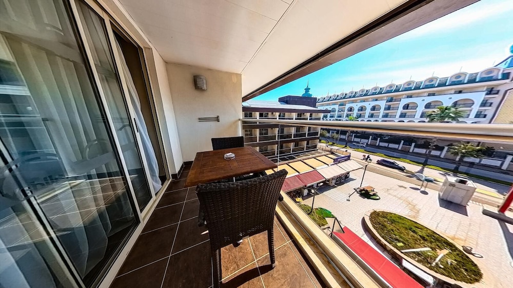 Adella Side Hotel 69/73