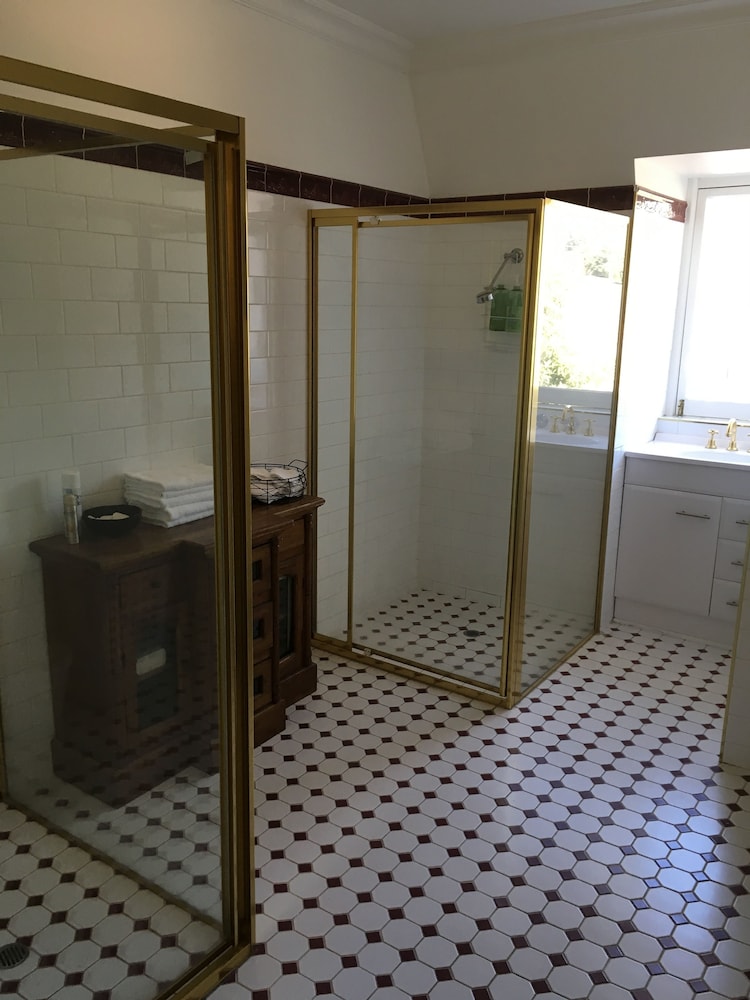 The Grand Hotel Healesville 45/47