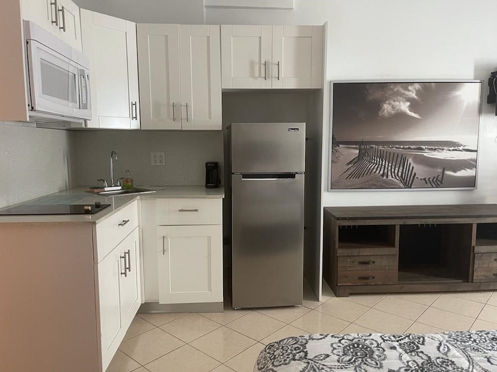 Ocean Front Casablanca Studios with FULL KITCHENS & Beach access By BL Rentals 9/50