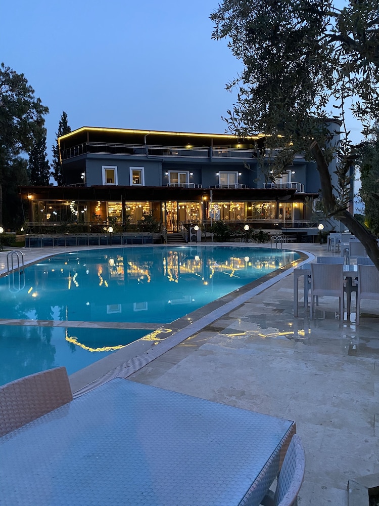 White Heaven Hotel 3/40