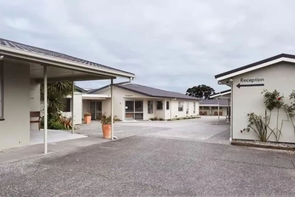 Scenicland Motels 6/69