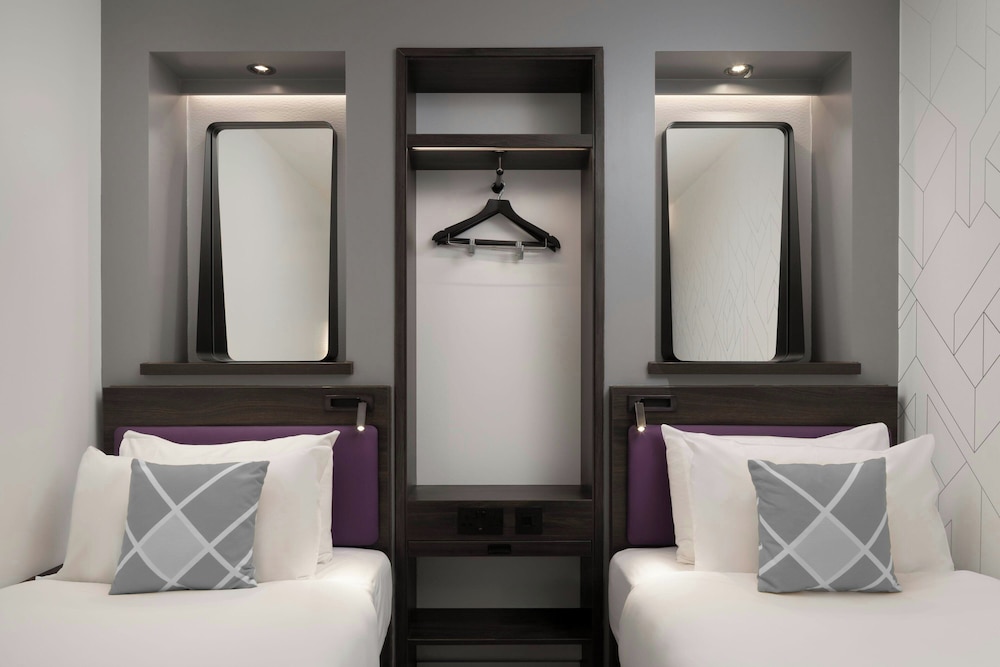 ROOM, TWIN BEDS