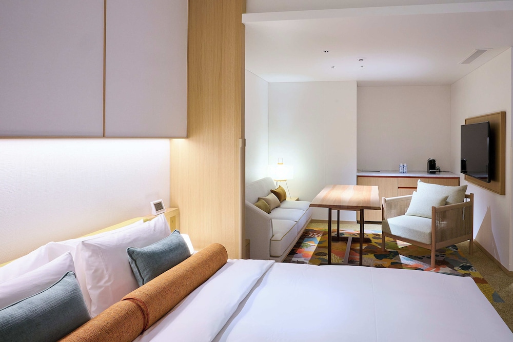 PLAZA, STYLE, SUITE, KING BED, WITH VIEW, BATHTUB, PLAZA FLOOR