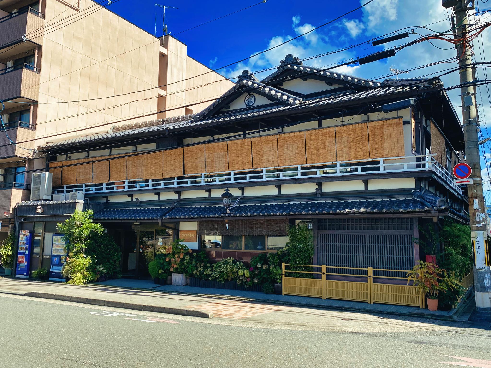 Economy, 2 Futon Beds