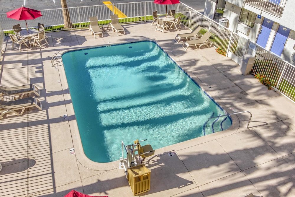Motel6 Phoenix, AZ - West 28/45