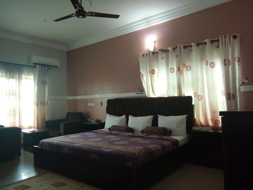 Luxury, Queen Bed