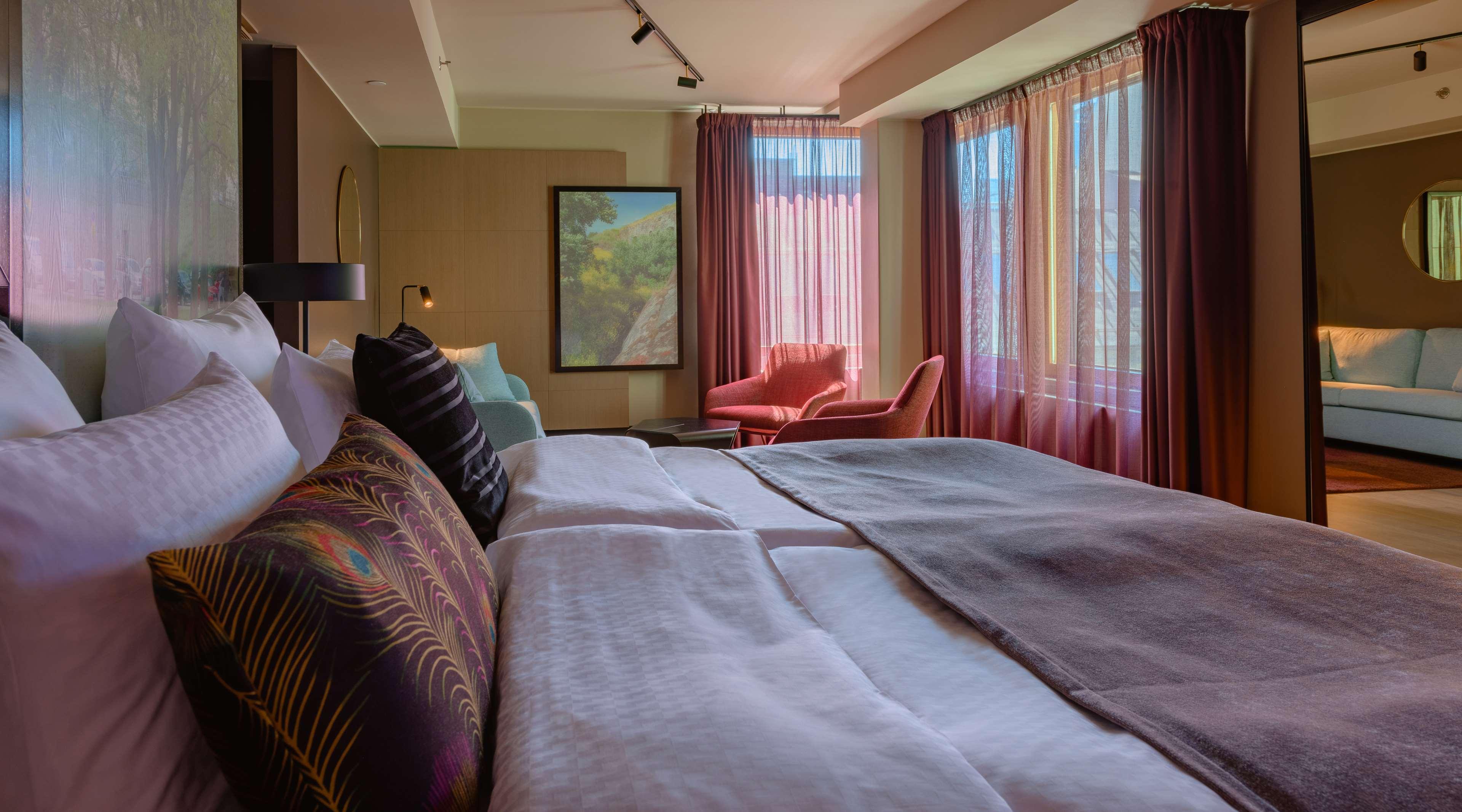 Grand, Twin Beds