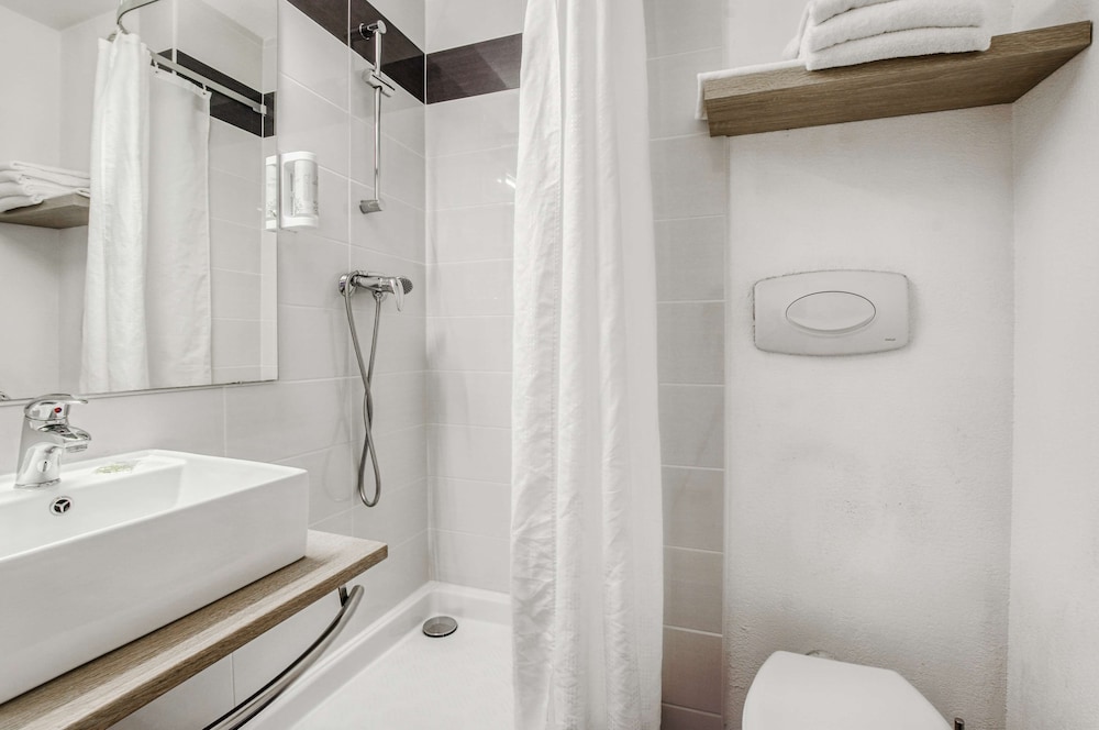 HOTEL AKENA CITY CLERMONT L'HERAULT 23/25