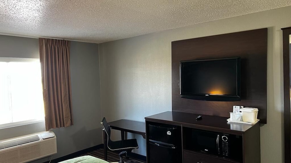 Colby Inn and Suites 20/25