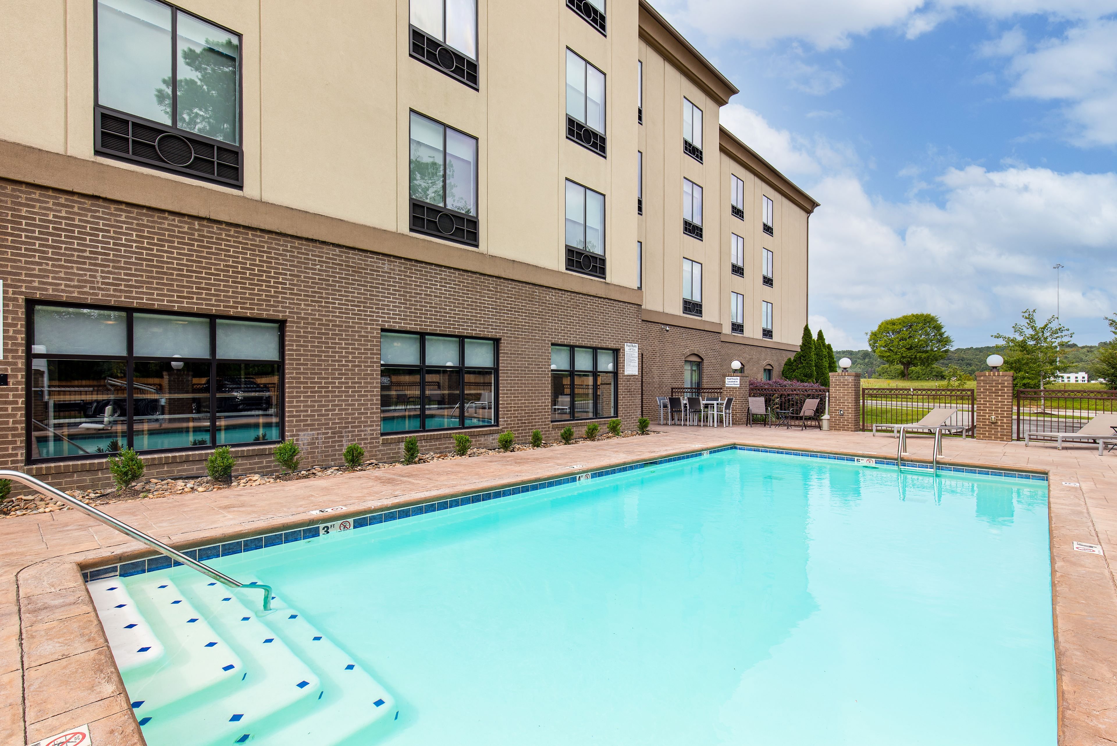 Holiday Inn Express Hotel And Suites Cleveland Northwest 8/61