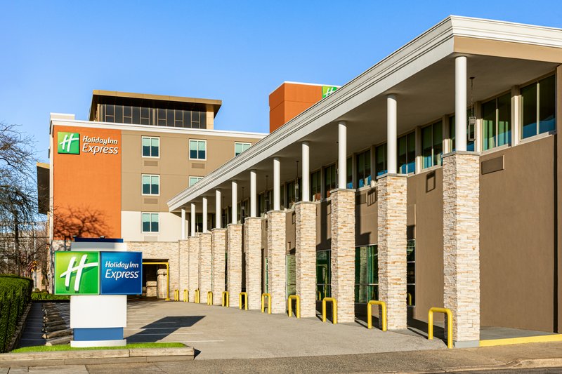 Holiday Inn Express Baltimore At the Stadiums 51/55