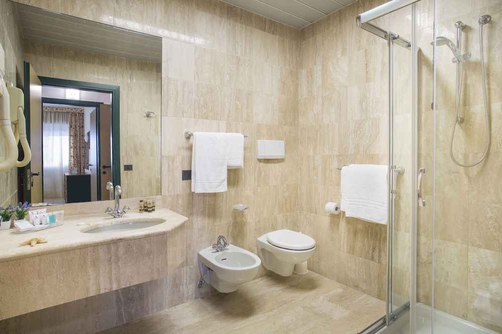 Astoria Suite Hotel 37/41