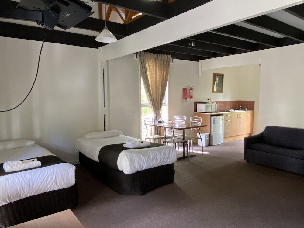 2 BEDROOMS, LOFT, JETTED TUB