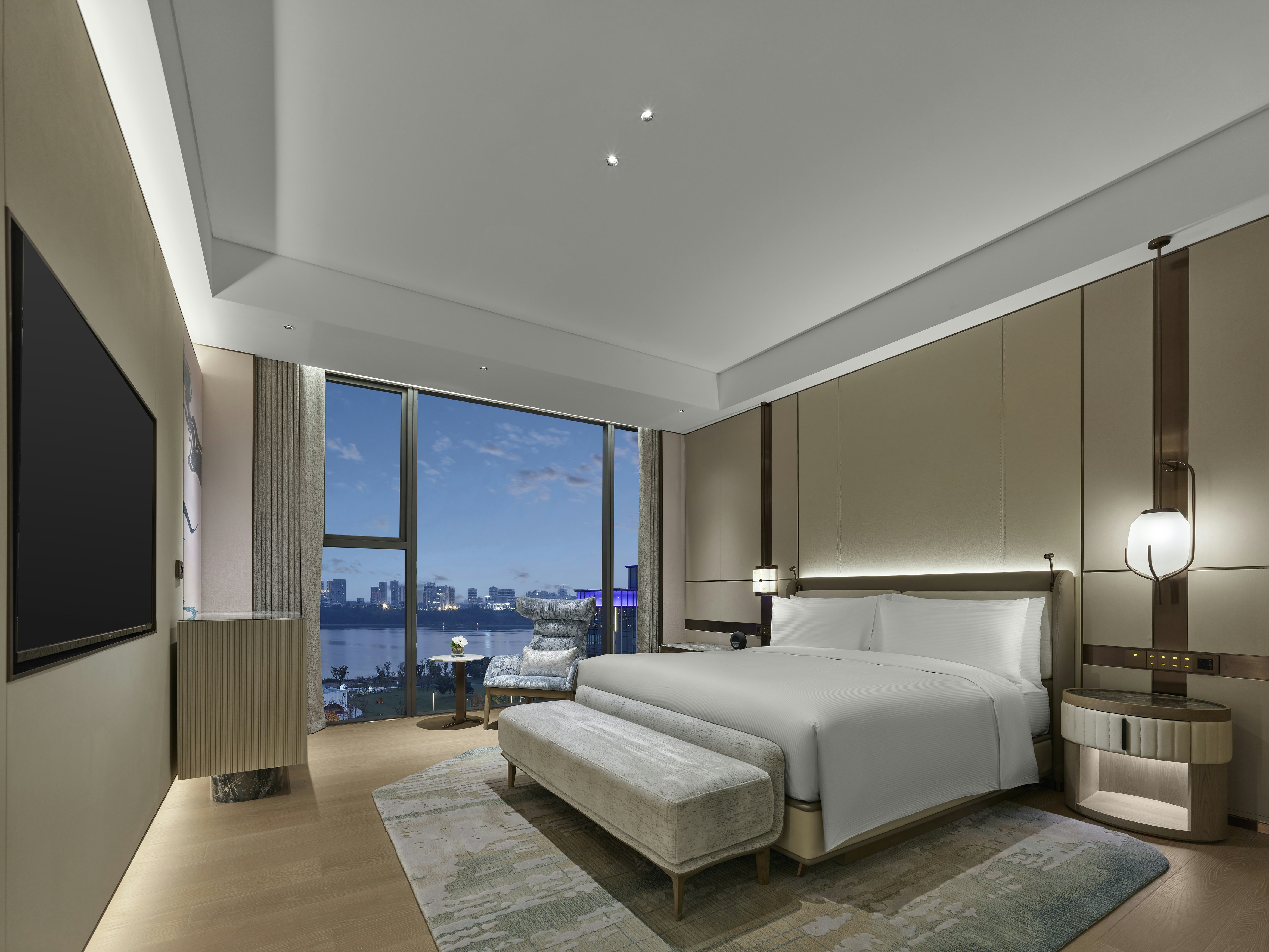 AMBASSADOR, SUITE, KING BED