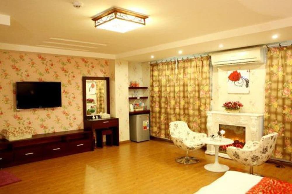Amore Hotel 40/47