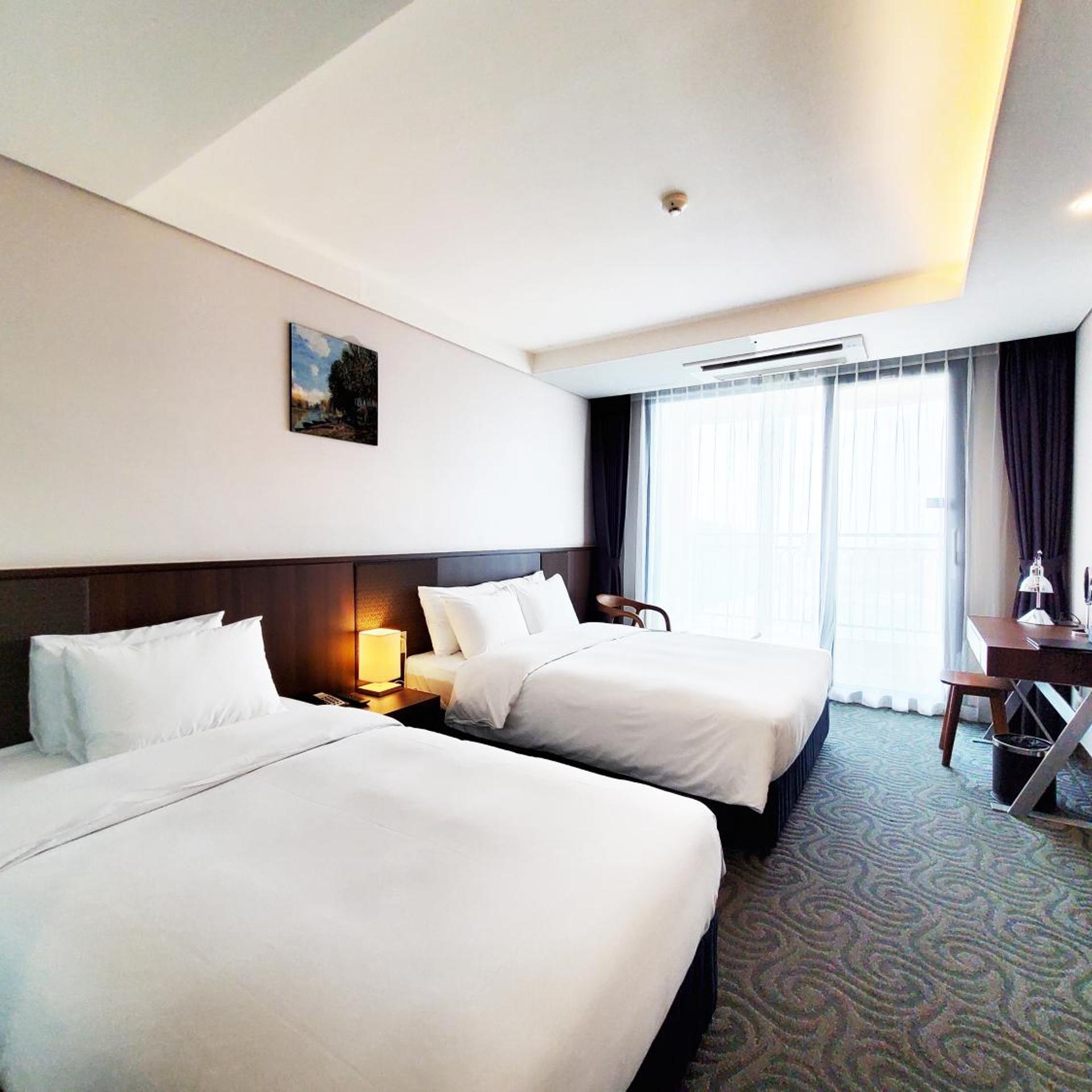All Together, Family, Twin Beds, Partial Ocean View, Balcony