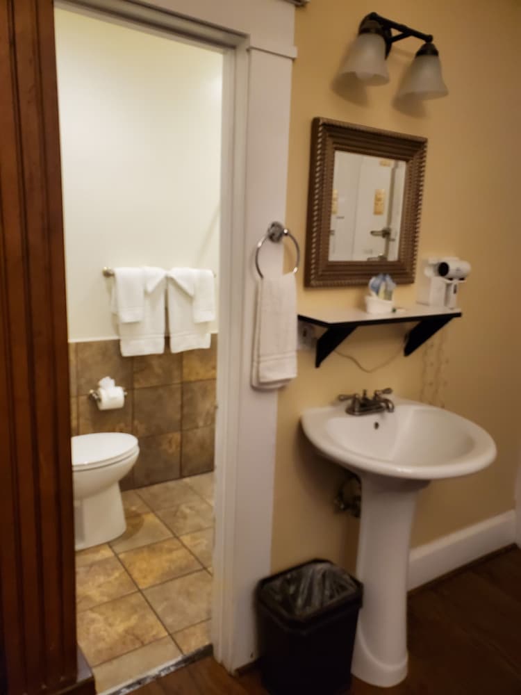 Glen Tavern Inn 57/58