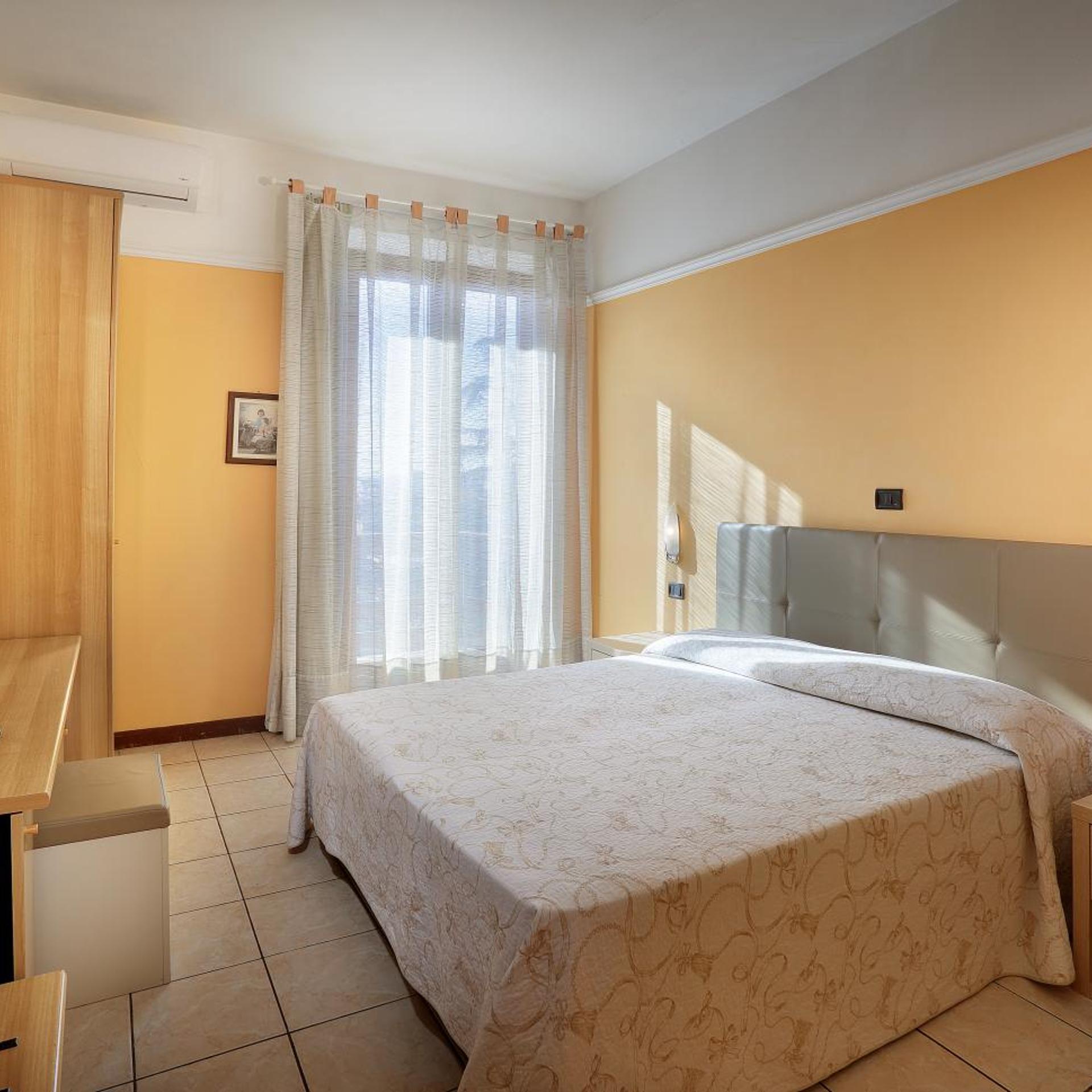 ROOM, DOUBLE BED