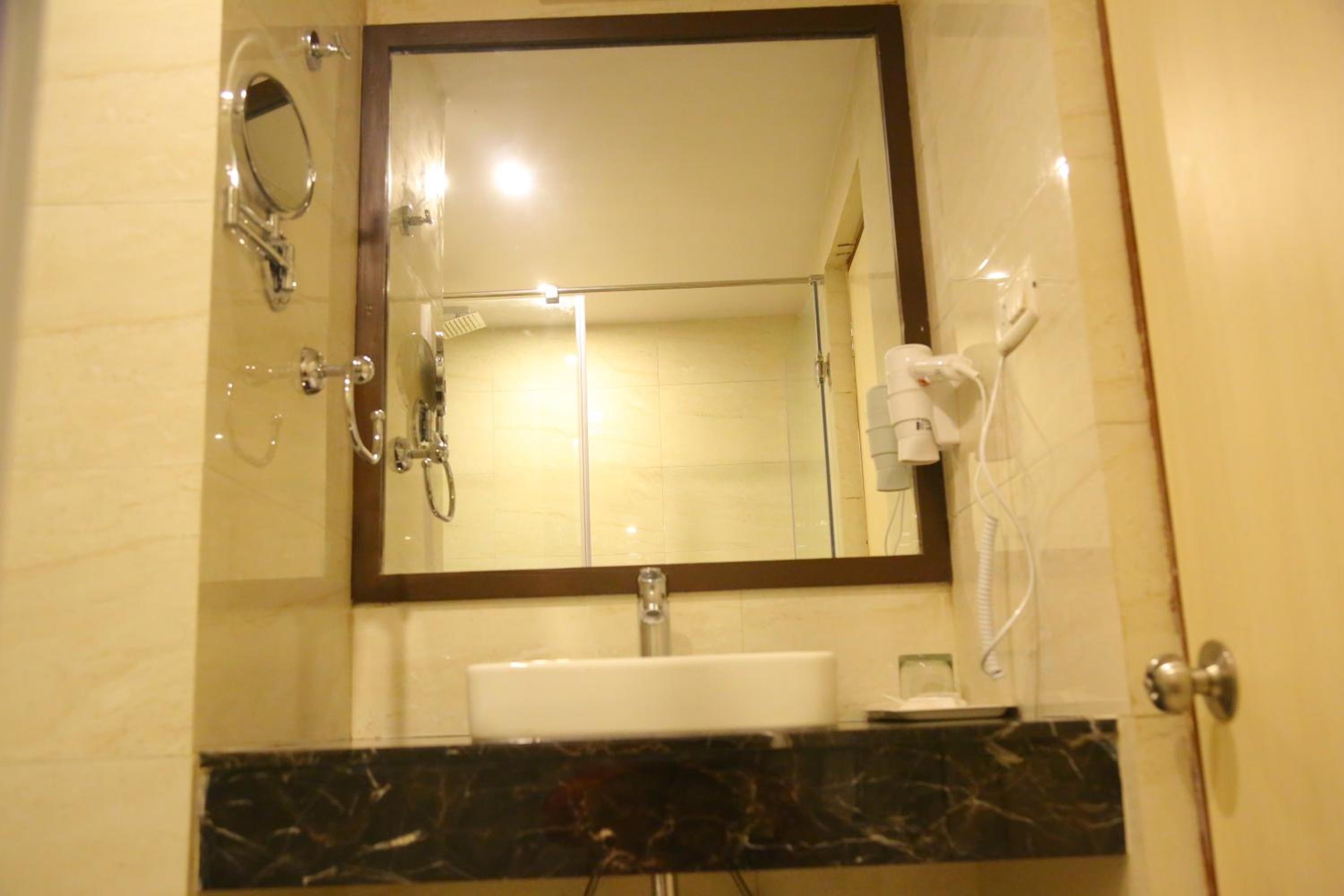 ROYAL FORT HOTEL 30/32