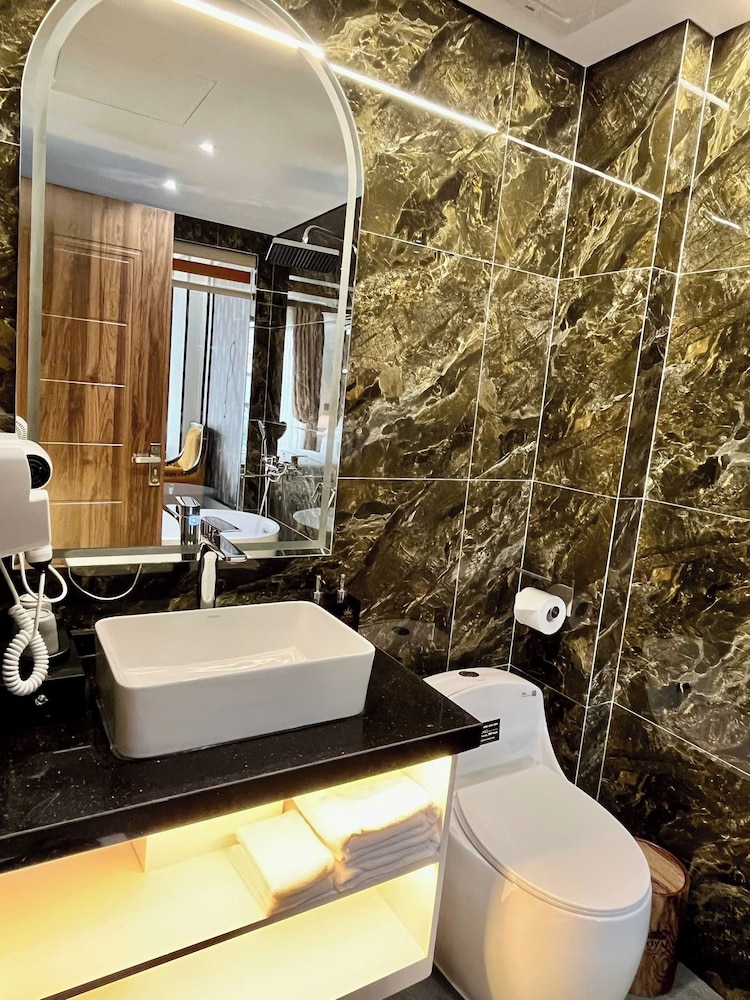 Royal Hanoi Hotel 49/50