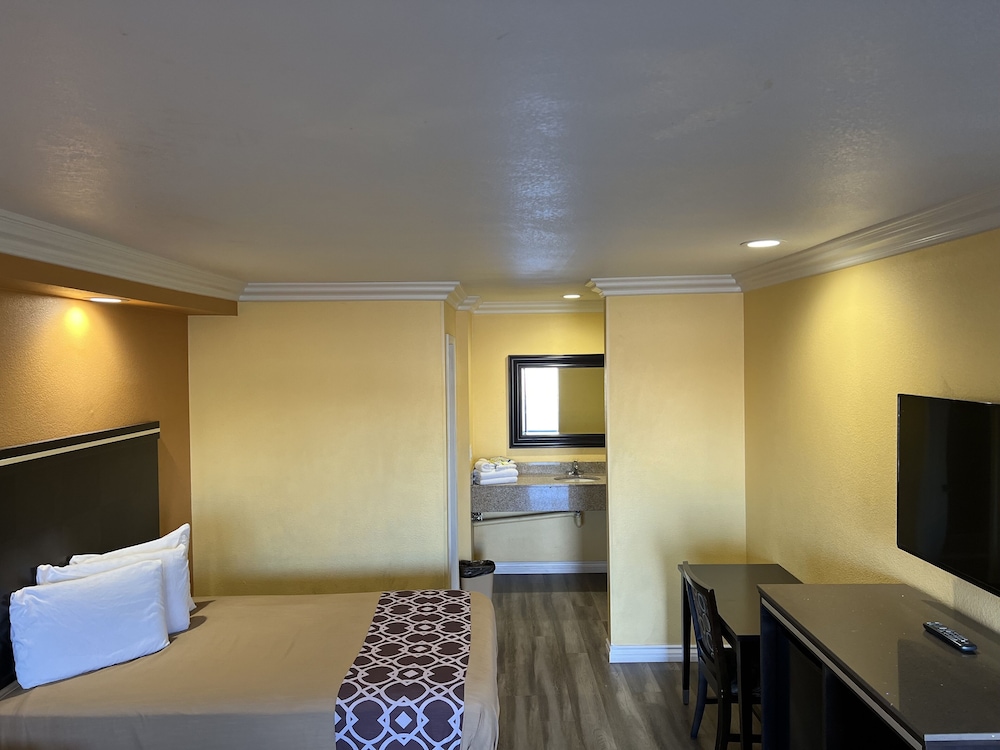 Industry Inn Amp Suites 23/60