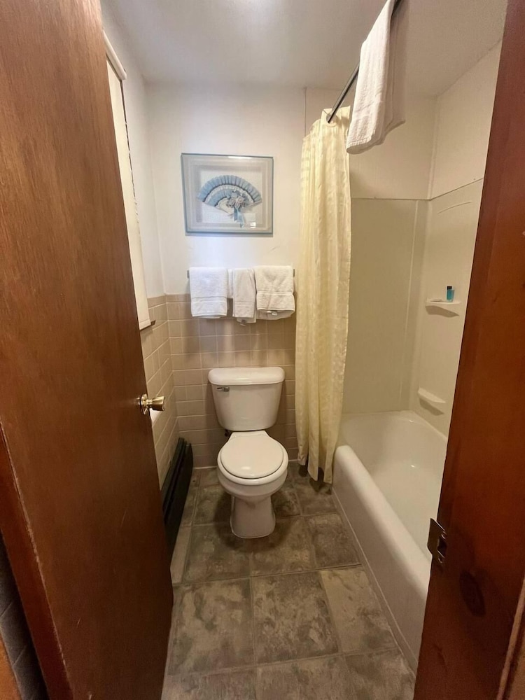 Stonybrook Motel & Lodge 57/59