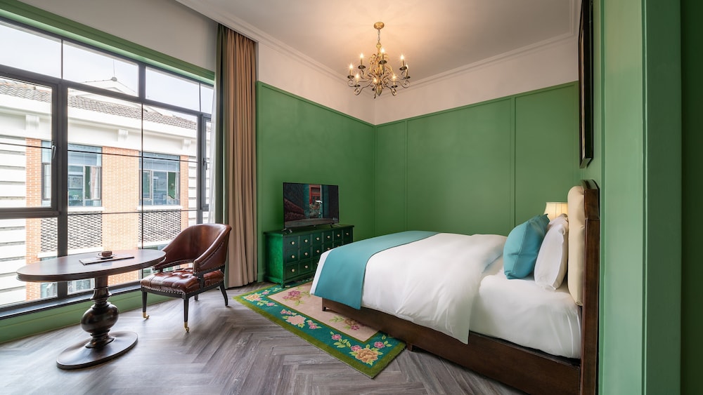 Standard, King Bed, Courtyard View