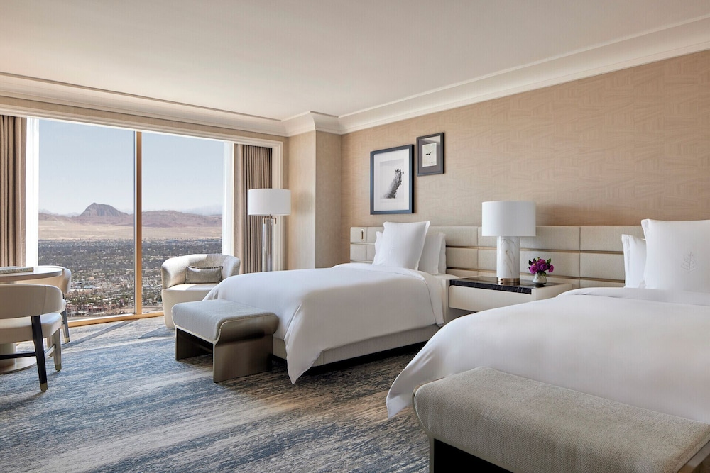 1 BEDROOM, SUITE, QUEEN BED, STADIUM VIEW