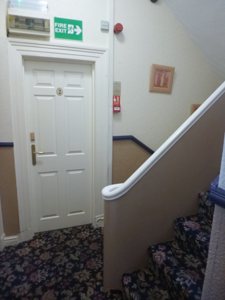 The Warwick - Guest House 6/50