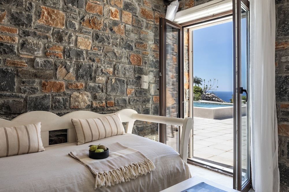 1 BEDROOM, VILLA, SHARED POOL