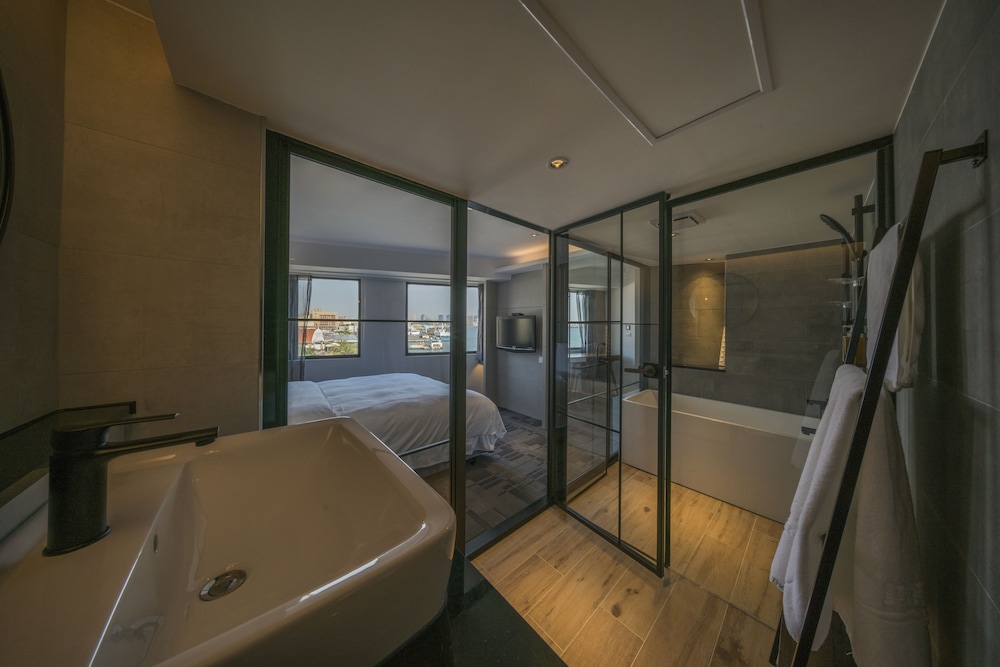 Watermark Hotel-The Harbour 45/46