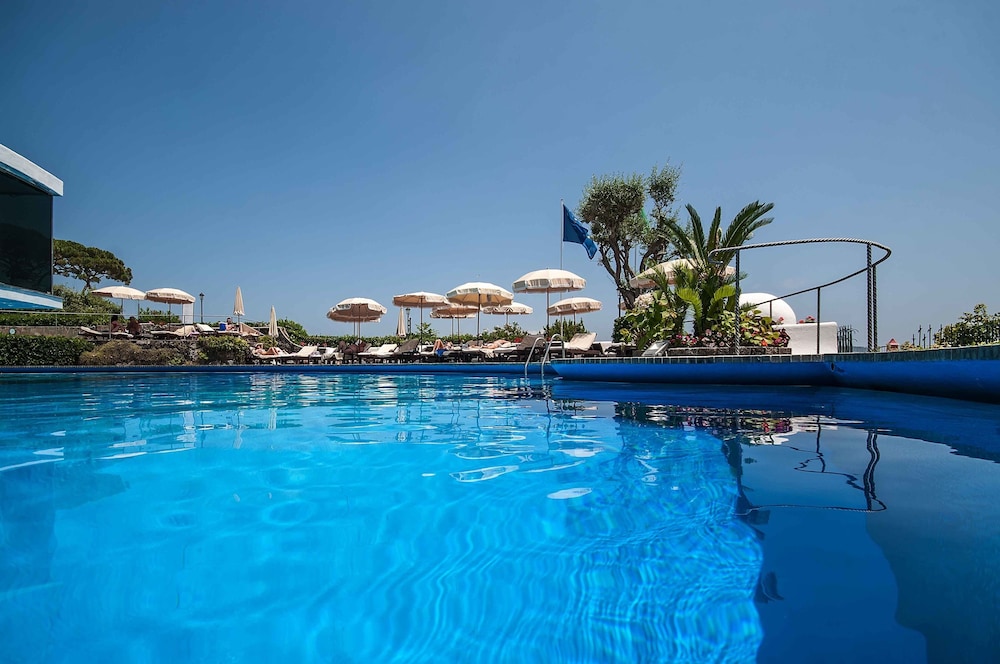 Punta Molino Beach and Resort Spa 77/82