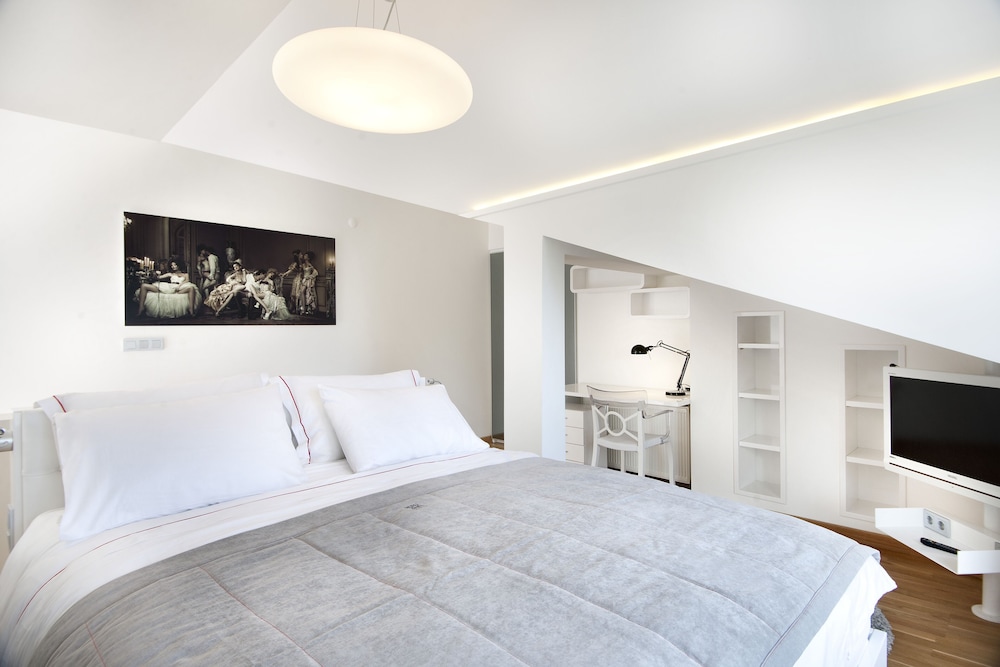 DUPLEX, DELUXE, SUITE