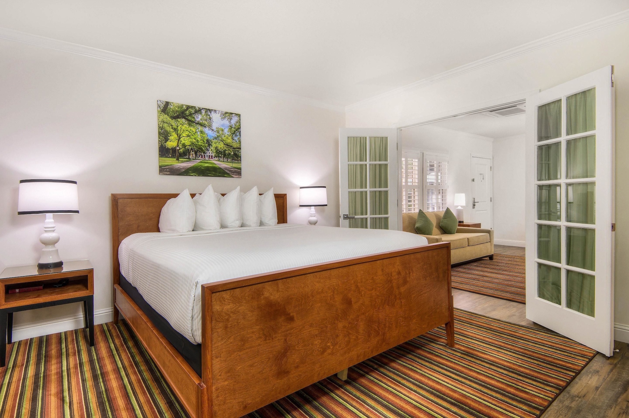 Efficiency, Cottage, Suite, King Bed, Sofa
