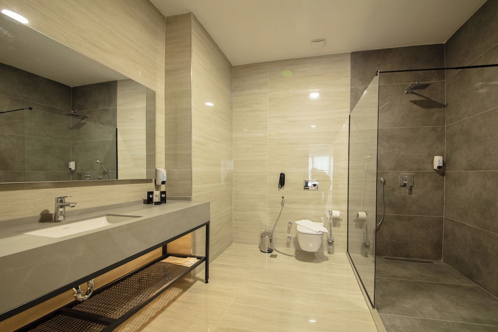 V CENTER HOTEL 62/65