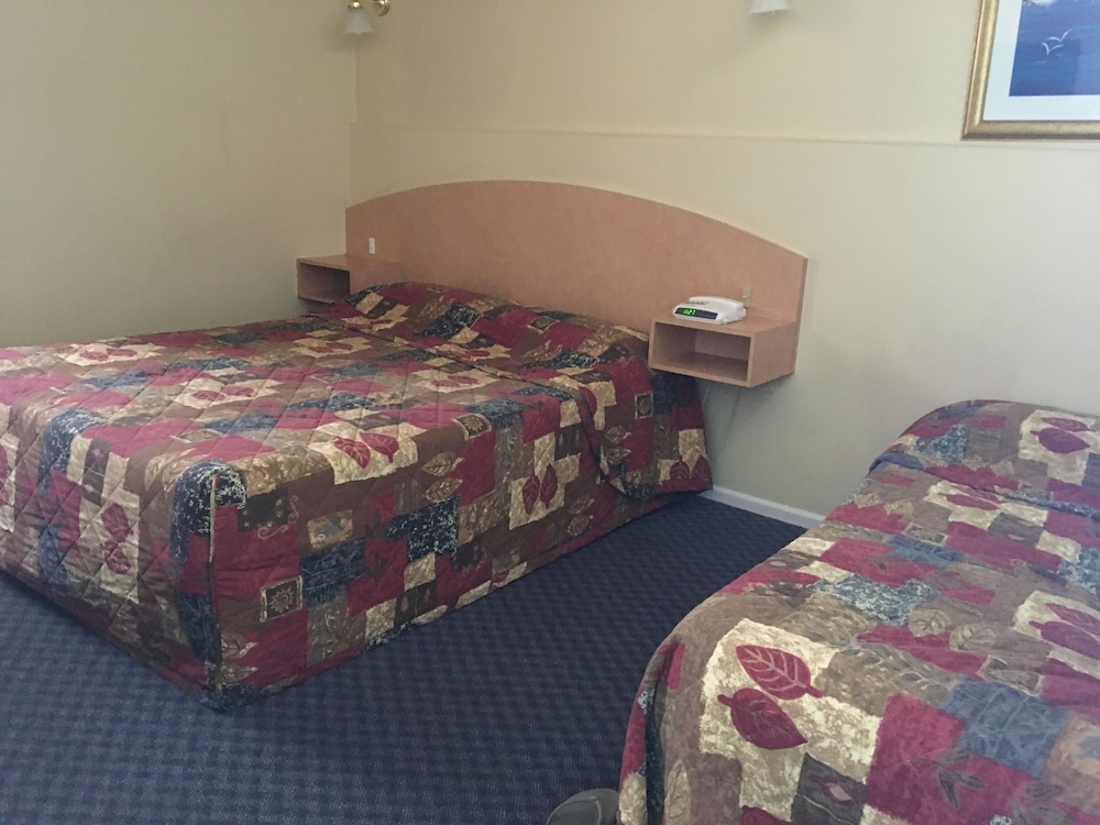 PARKVILLE MOTEL 28/56