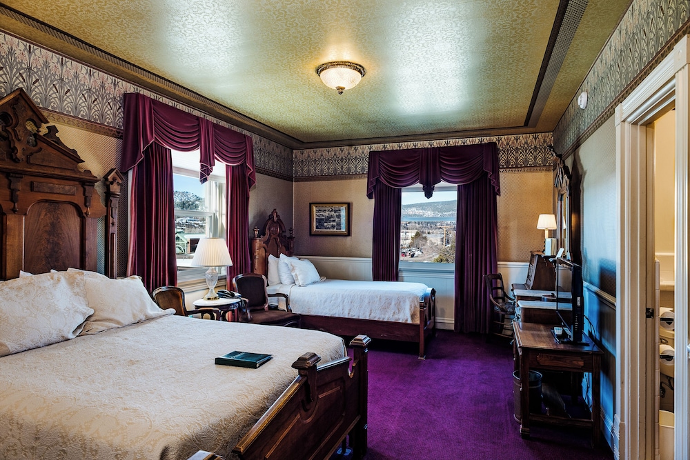 Classic, 1 Queen and 1 Single Bed