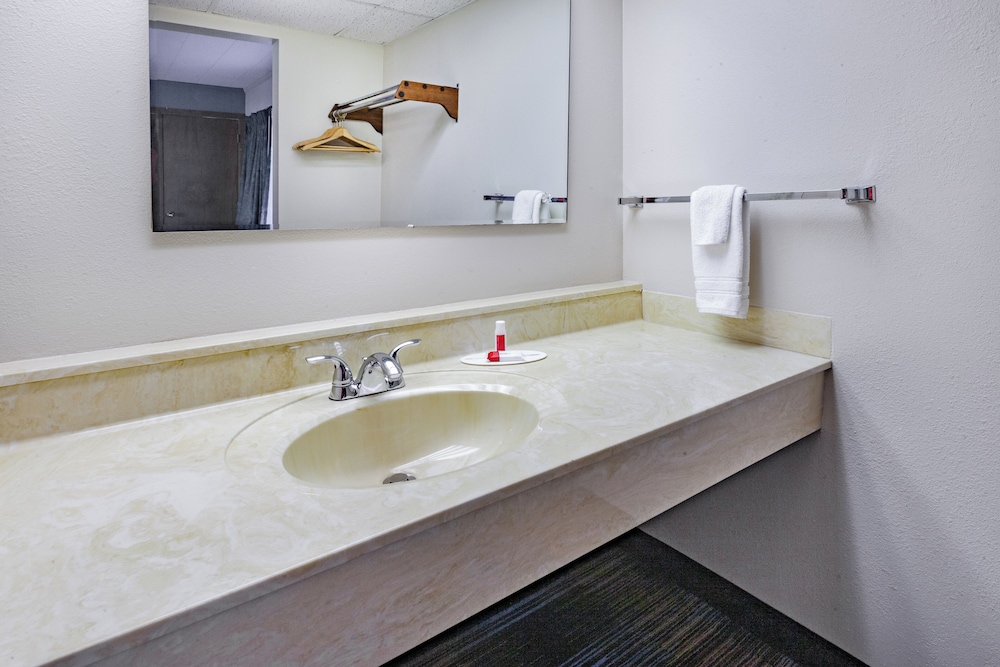 Days Inn Suites By Wyndham St Ignace Lakefront 46/50