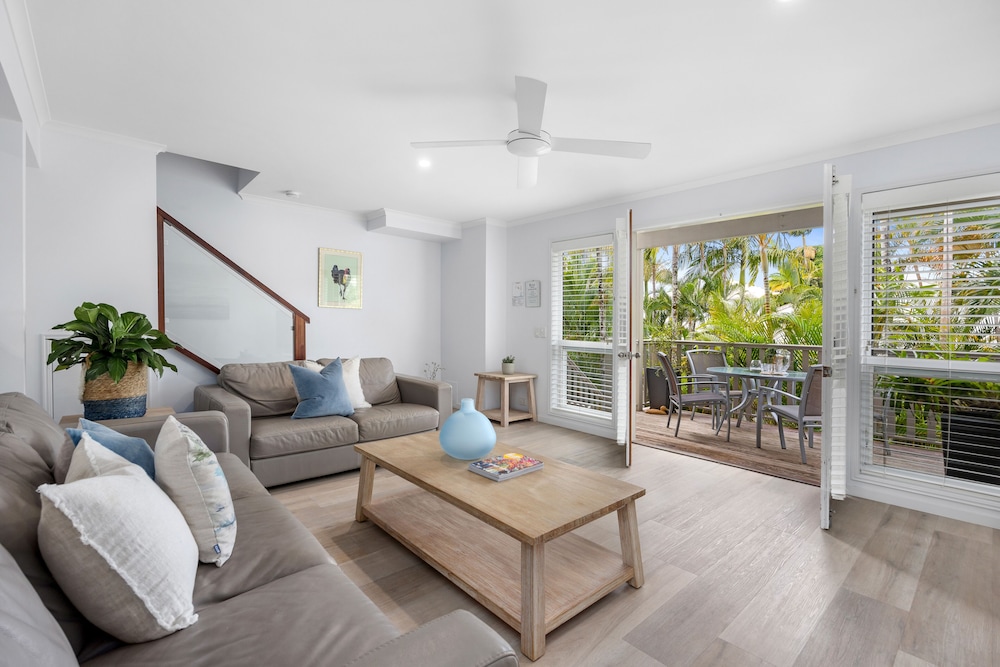 NOOSA OUTRIGGER BEACH RESORT 52/73