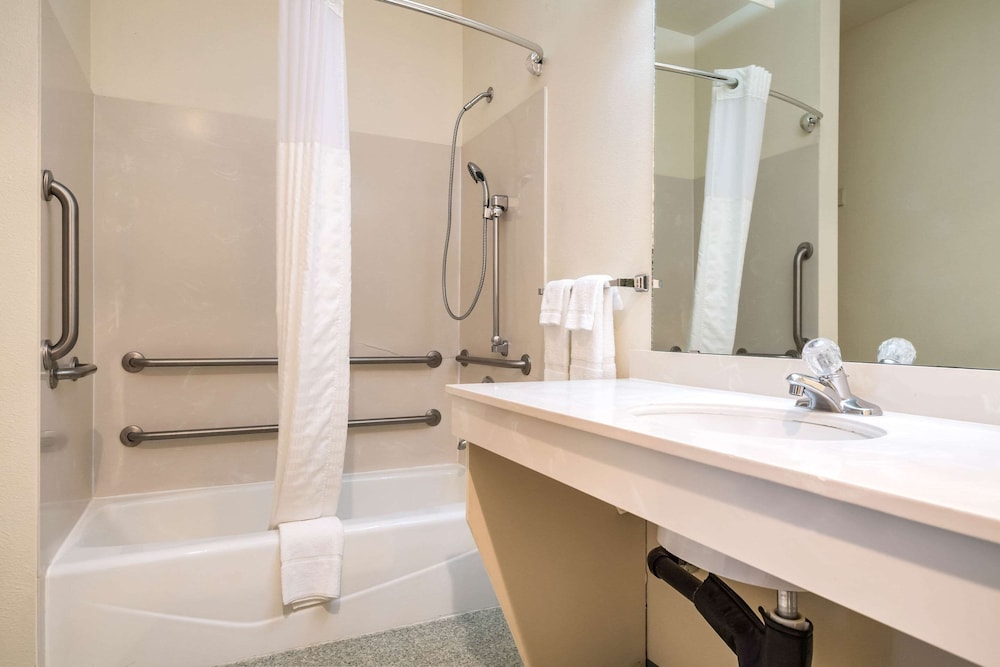Quality Inn & Suites Bainbridge Island 58/62