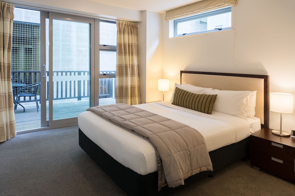 1 BEDROOM, SUITE, BALCONY