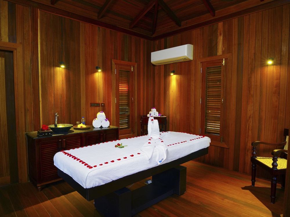 Niraamaya Retreats Cardamum Club 12/36