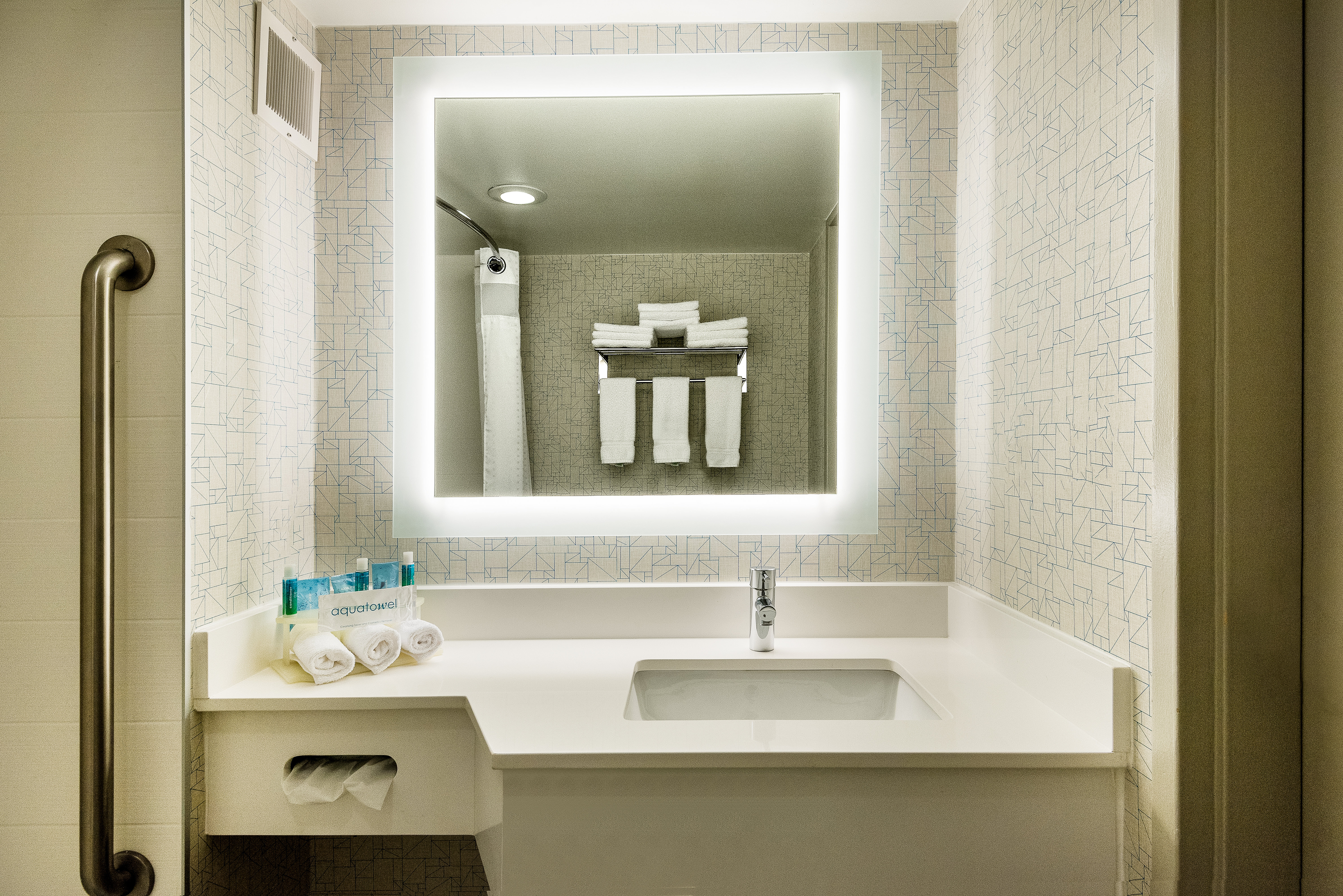 غرفة بسرير كينج لذوي الإعاقة، Holiday Inn Express Flint-Campus Area 2/2