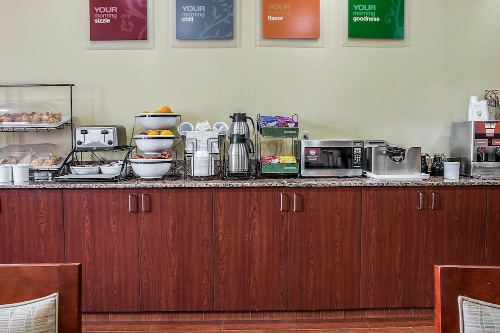 Comfort Inn & Suites University South 24/28