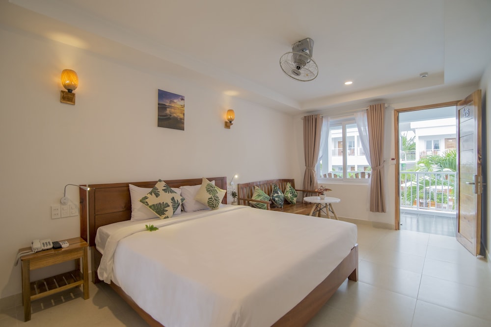DELUXE, KING BED, POOL VIEW